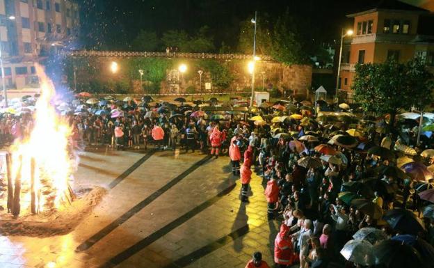 Imagen. Mieres enciende la foguera por San Juan