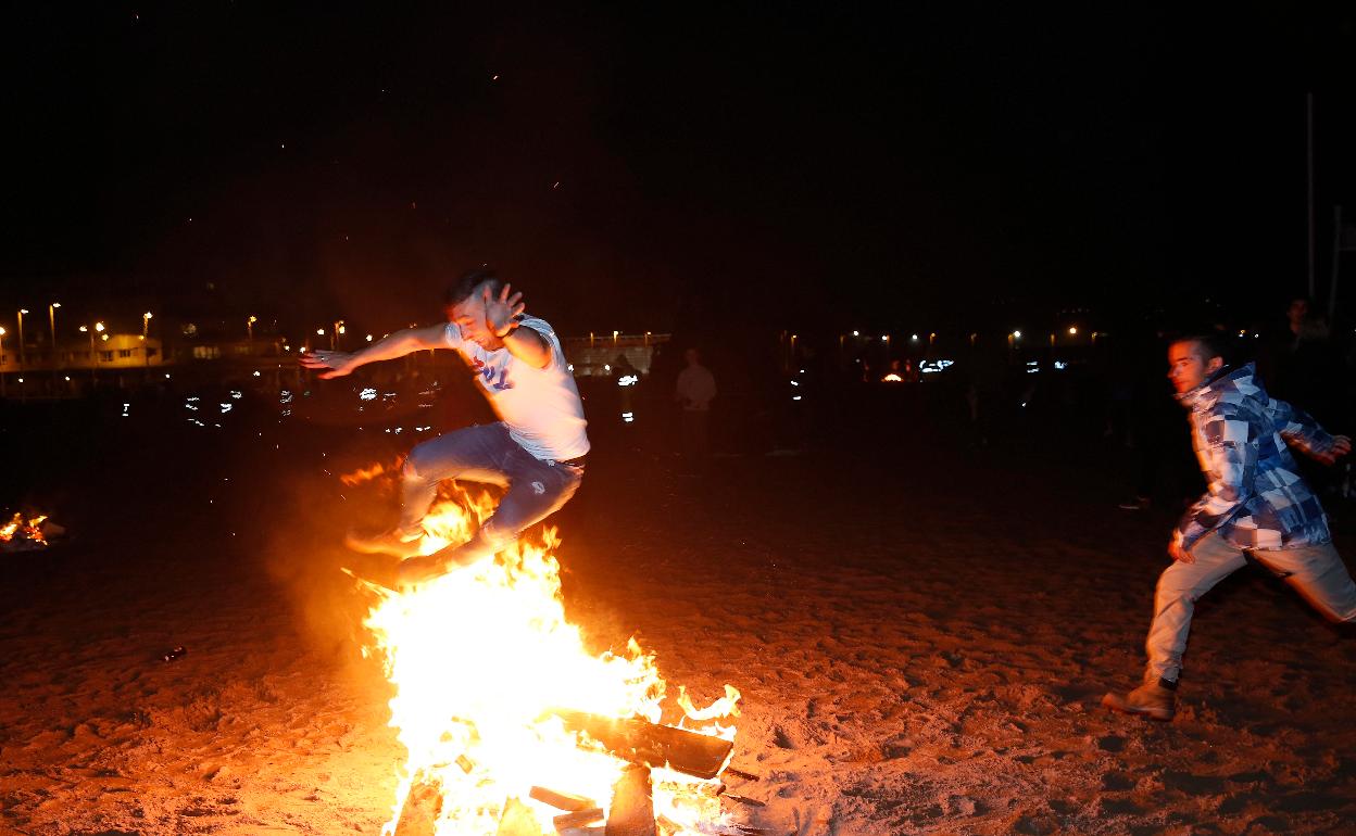 Hoguera de San Juan en la plaza Porlier, en Oviedo, protegida por la lluvia