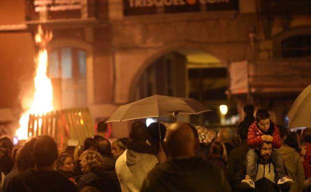 Imagen. La lluvia no apaga San Juan en Avilés