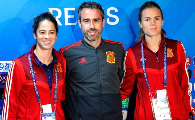 Marta Torrejón (i), Jorge Vilda (c) e Irene Paredes (d), en rueda de prensa.