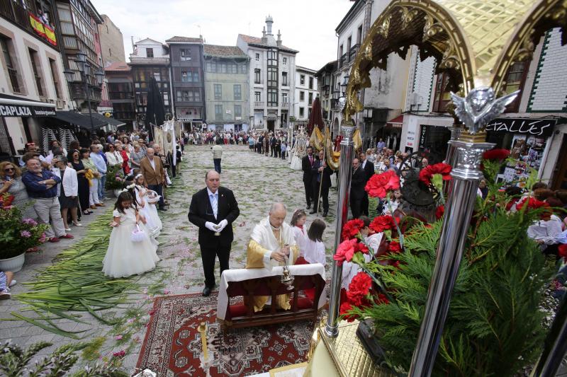 Despliegue de color y creatividad en las fiestas del Corpus de Llanes. Un año más, los vecinos han diseñado las afamadas alfombras florales sobre las que han procesionado los niños y niñas que hoy han celebrado su Primera Comunión. 