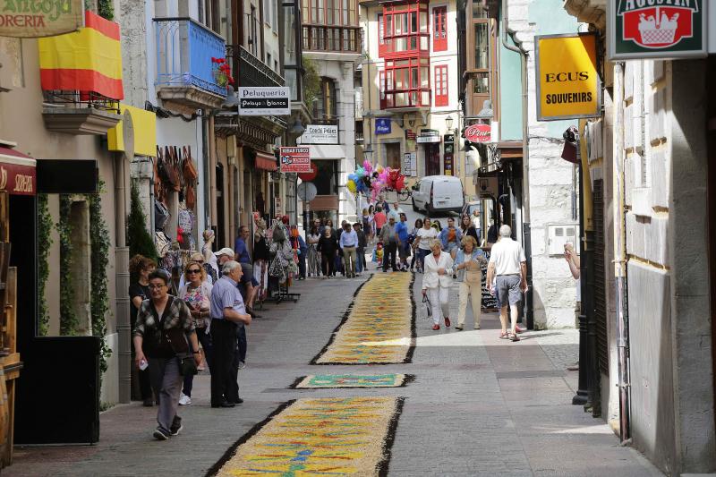 Despliegue de color y creatividad en las fiestas del Corpus de Llanes. Un año más, los vecinos han diseñado las afamadas alfombras florales sobre las que han procesionado los niños y niñas que hoy han celebrado su Primera Comunión. 