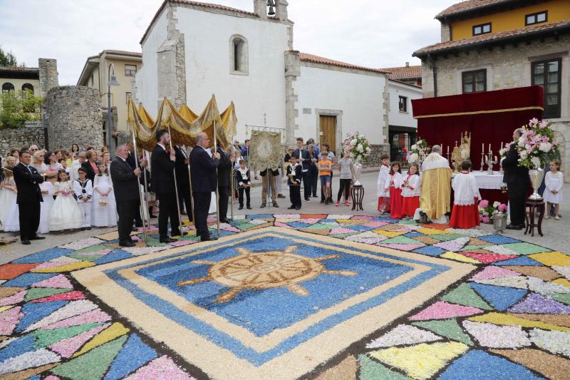 Despliegue de color y creatividad en las fiestas del Corpus de Llanes. Un año más, los vecinos han diseñado las afamadas alfombras florales sobre las que han procesionado los niños y niñas que hoy han celebrado su Primera Comunión. 