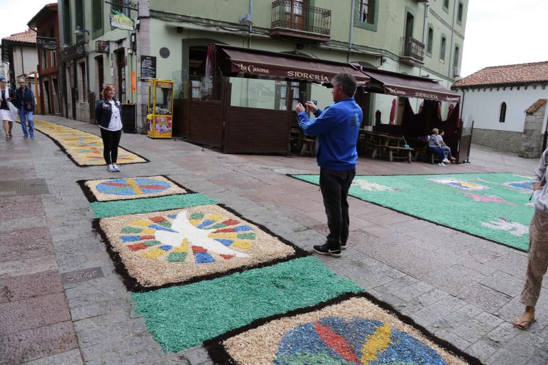 Despliegue de color y creatividad en las fiestas del Corpus de Llanes. Un año más, los vecinos han diseñado las afamadas alfombras florales sobre las que han procesionado los niños y niñas que hoy han celebrado su Primera Comunión. 