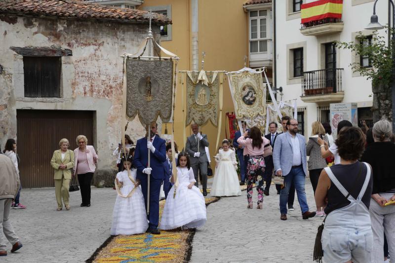 Despliegue de color y creatividad en las fiestas del Corpus de Llanes. Un año más, los vecinos han diseñado las afamadas alfombras florales sobre las que han procesionado los niños y niñas que hoy han celebrado su Primera Comunión. 