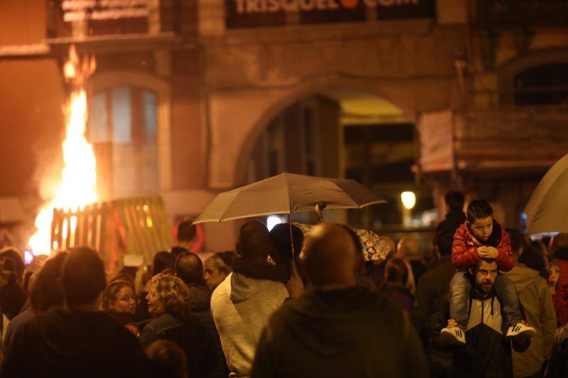 A pesar de que la lluvia condicionó el programa previsto para la jornada del domingo, el acto central de San Juan se pudo llevar a cabo con el encendido de la hoguera.