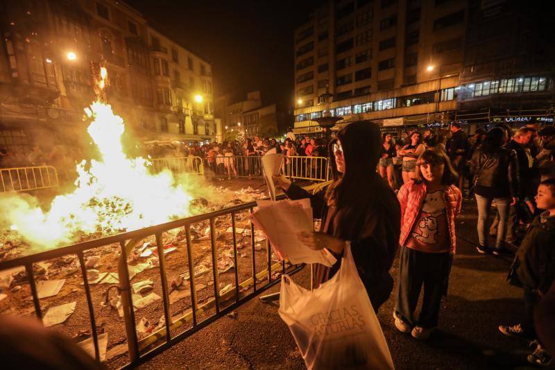 A pesar de que la lluvia condicionó el programa previsto para la jornada del domingo, el acto central de San Juan se pudo llevar a cabo con el encendido de la hoguera.