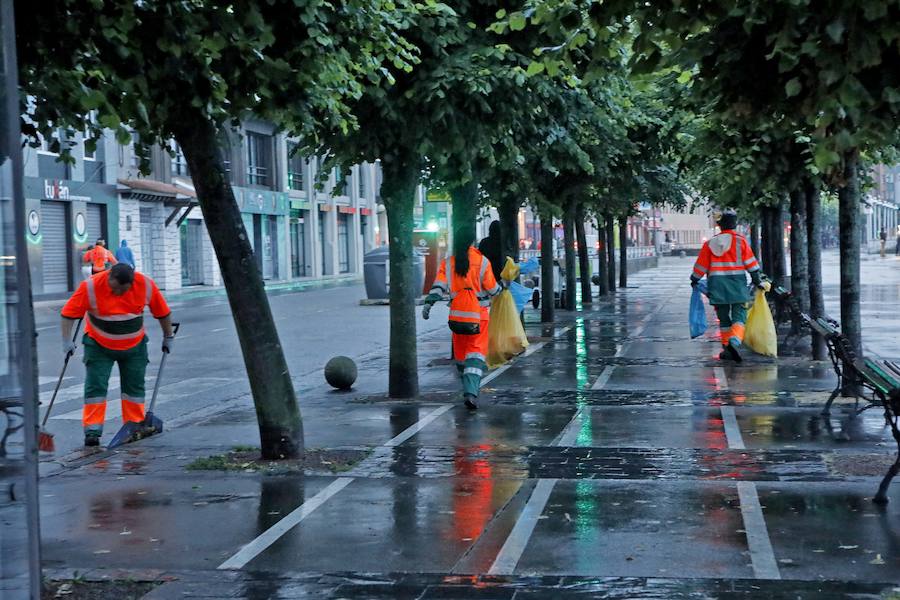 Tras la celebración de la hoguera, el dispositivo especial de limpieza puesto por el Ayuntamiento funcionó a la perfección para devolver a la playa un estado óptimo de uso tras la noche de San Juan 