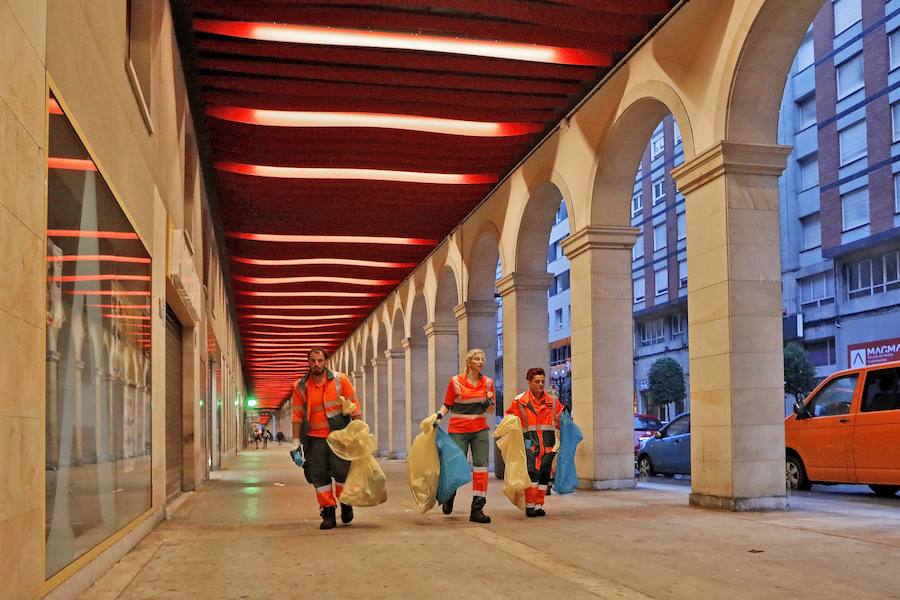 Tras la celebración de la hoguera, el dispositivo especial de limpieza puesto por el Ayuntamiento funcionó a la perfección para devolver a la playa un estado óptimo de uso tras la noche de San Juan 