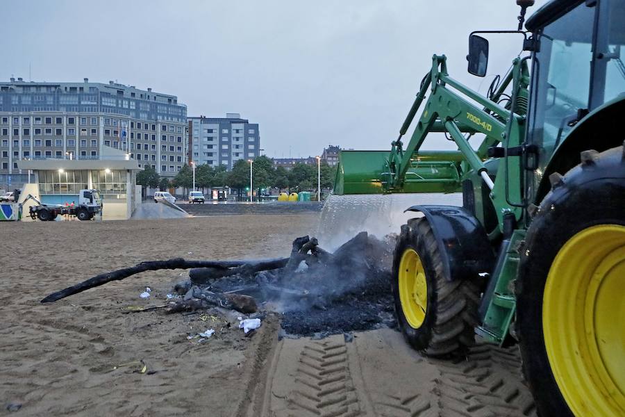 Tras la celebración de la hoguera, el dispositivo especial de limpieza puesto por el Ayuntamiento funcionó a la perfección para devolver a la playa un estado óptimo de uso tras la noche de San Juan 