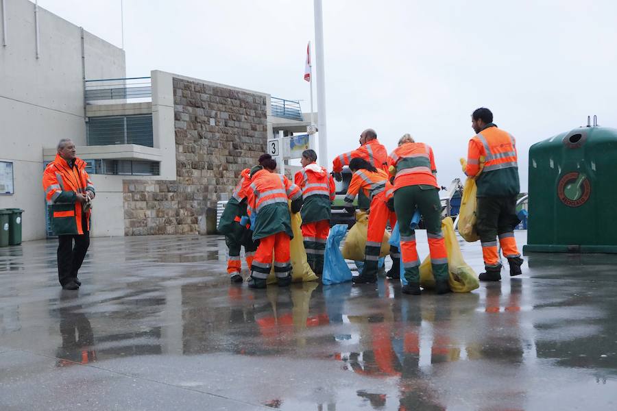 Tras la celebración de la hoguera, el dispositivo especial de limpieza puesto por el Ayuntamiento funcionó a la perfección para devolver a la playa un estado óptimo de uso tras la noche de San Juan 