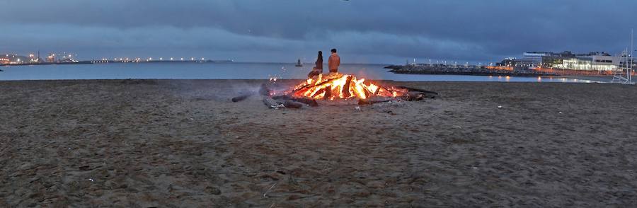 Tras la celebración de la hoguera, el dispositivo especial de limpieza puesto por el Ayuntamiento funcionó a la perfección para devolver a la playa un estado óptimo de uso tras la noche de San Juan 