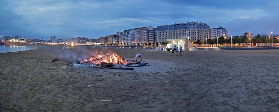 Tras la celebración de la hoguera, el dispositivo especial de limpieza puesto por el Ayuntamiento funcionó a la perfección para devolver a la playa un estado óptimo de uso tras la noche de San Juan 