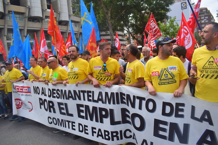 Los trabajadores de Alcoa de la factoría de Avilés llegan a las puertas del Ministerio de Industria para hacer llegar sus demandas al Gobierno. El secretario de Estado de Industria ha recibido al comité