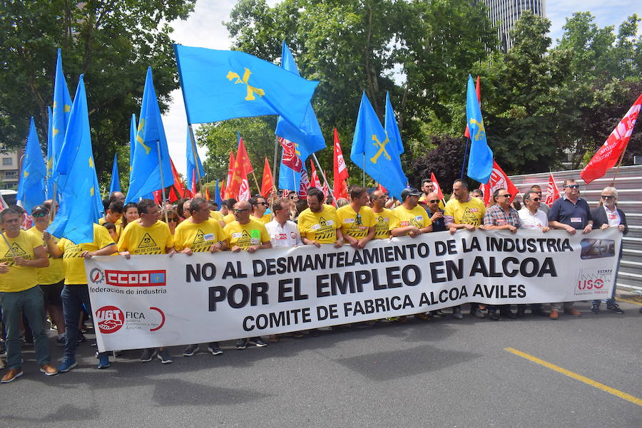 Los trabajadores de Alcoa de la factoría de Avilés llegan a las puertas del Ministerio de Industria para hacer llegar sus demandas al Gobierno. El secretario de Estado de Industria ha recibido al comité