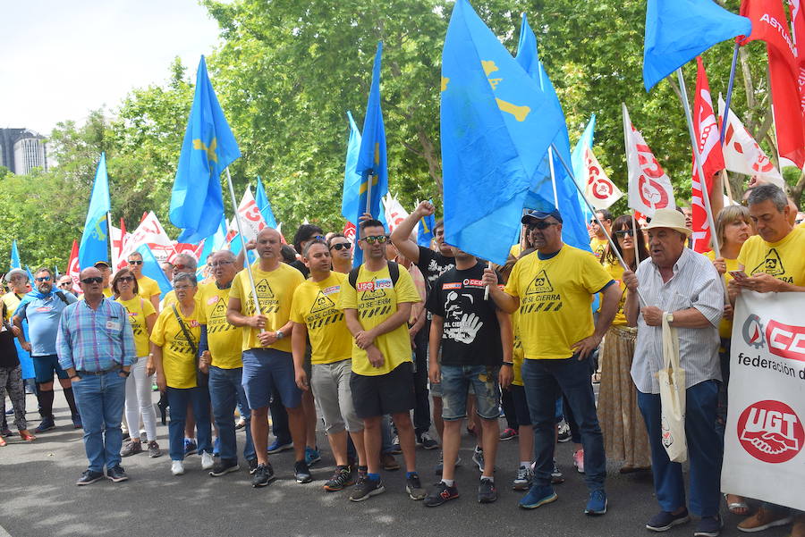 Los trabajadores de Alcoa de la factoría de Avilés llegan a las puertas del Ministerio de Industria para hacer llegar sus demandas al Gobierno. El secretario de Estado de Industria ha recibido al comité