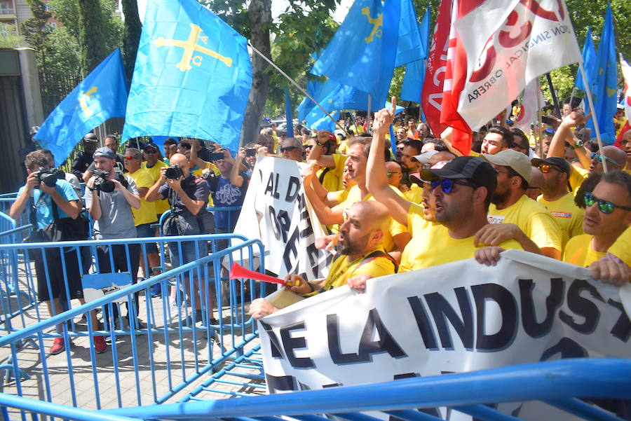 Los trabajadores de Alcoa de la factoría de Avilés llegan a las puertas del Ministerio de Industria para hacer llegar sus demandas al Gobierno. El secretario de Estado de Industria ha recibido al comité