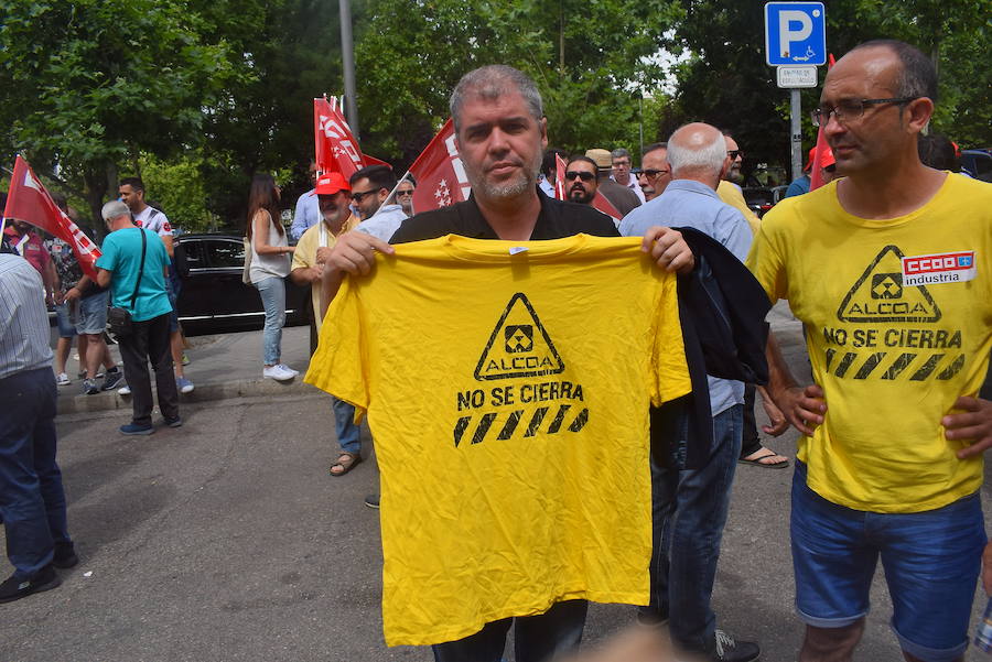 Los trabajadores de Alcoa de la factoría de Avilés llegan a las puertas del Ministerio de Industria para hacer llegar sus demandas al Gobierno. El secretario de Estado de Industria ha recibido al comité