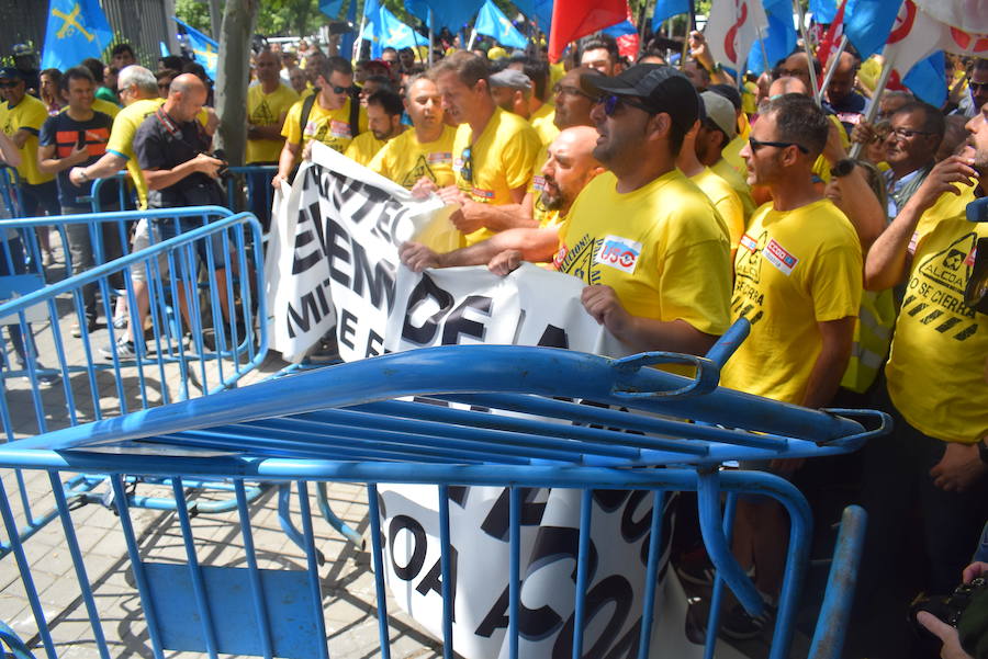 Los trabajadores de Alcoa de la factoría de Avilés llegan a las puertas del Ministerio de Industria para hacer llegar sus demandas al Gobierno. El secretario de Estado de Industria ha recibido al comité