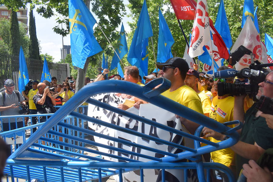 Los trabajadores de Alcoa de la factoría de Avilés llegan a las puertas del Ministerio de Industria para hacer llegar sus demandas al Gobierno. El secretario de Estado de Industria ha recibido al comité