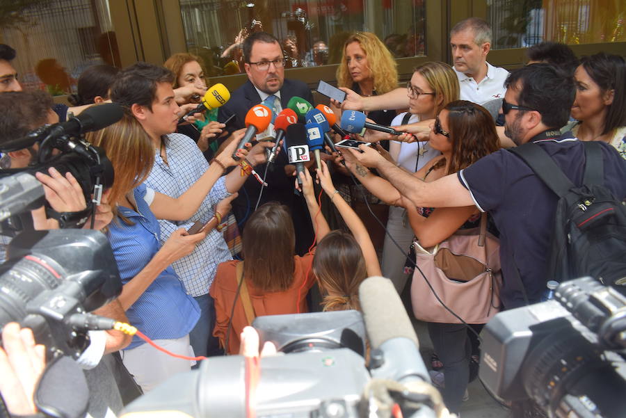 Los trabajadores de Alcoa de la factoría de Avilés llegan a las puertas del Ministerio de Industria para hacer llegar sus demandas al Gobierno. El secretario de Estado de Industria ha recibido al comité