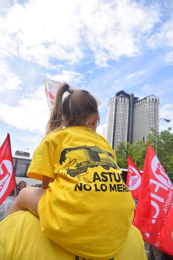 Los trabajadores de Alcoa de la factoría de Avilés llegan a las puertas del Ministerio de Industria para hacer llegar sus demandas al Gobierno. El secretario de Estado de Industria ha recibido al comité