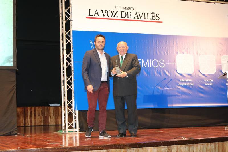 Los Premios de la Voz de Avilés distinguieron en su XVI edición al Grupo Baldajos, la atleta local Alba García, la Escuela de Artes y Oficios y a la Fundación Secretariado General Gitano. En el acto estuvieron presentes la alcaldesa de la ciudad, Mariví Monteserín, y el consejero de Infraestructuras, Benigno Fernández Fano.