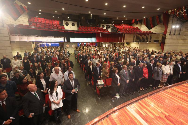 Los Premios de la Voz de Avilés distinguieron en su XVI edición al Grupo Baldajos, la atleta local Alba García, la Escuela de Artes y Oficios y a la Fundación Secretariado General Gitano. En el acto estuvieron presentes la alcaldesa de la ciudad, Mariví Monteserín, y el consejero de Infraestructuras, Benigno Fernández Fano.