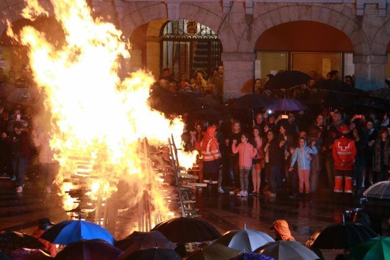 Mieres se ha sumado a la celebración de la entrada del verano. La foguera de San Xuan ardió ante la mirada de aquellos que no se dejaron asustar por las lluvias. 