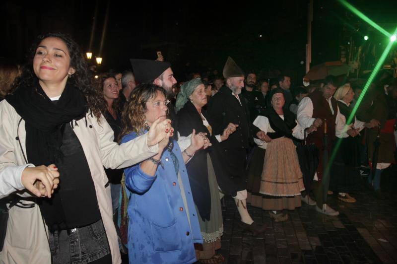 La capital asturiana tampoco se dejó vencer por las lluvias y disfrutó de la noche más mágica del año. 