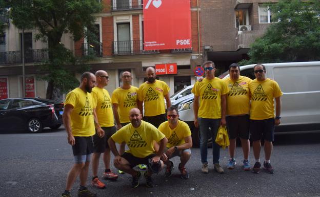 Foto de los trabajadores de Alcoa frente a la sede del PSOE en la Calle de Ferraz en Madrid