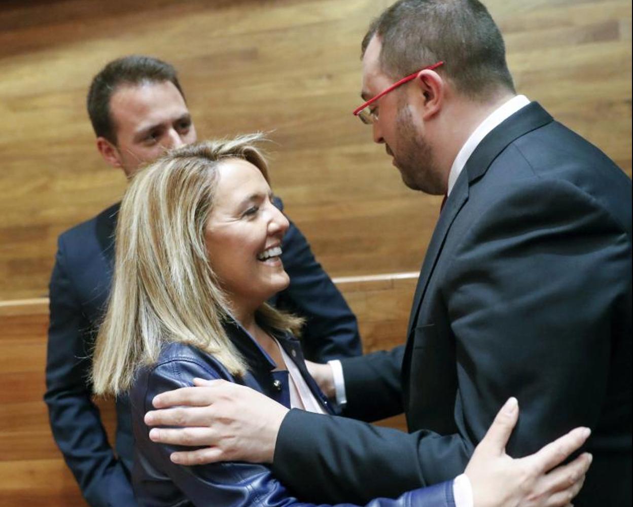 Teresa Mallada y Adrián Barbón se saludan en la Junta General.