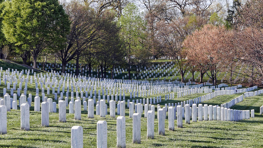 Cementario de Arlington (Washington) | Aunque no ha sido escenario de ninguna tragedia, en este camposanto están enterrados miles de militares fallecidos en distintas guerras, además de estar la tumba de John F. Kennedy. Permanece abierto las 24 horas del día.