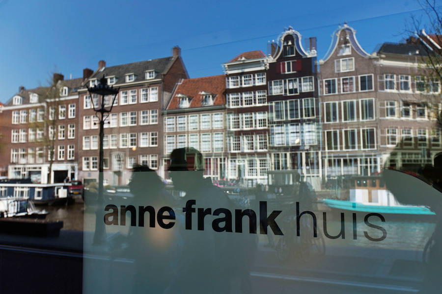 Casa de Ana Frank (Amsterdam) | El ático donde se hospedó Ana Frank, junto con su familia y siete personas más durante la persecución nazi, sigue captando la atención de los turistas que se acercan hasta Amsterdam. La entrada al mismo permanecía cubierta con una falta estantería. Sin lugar a dudas, otro rincón histórico.