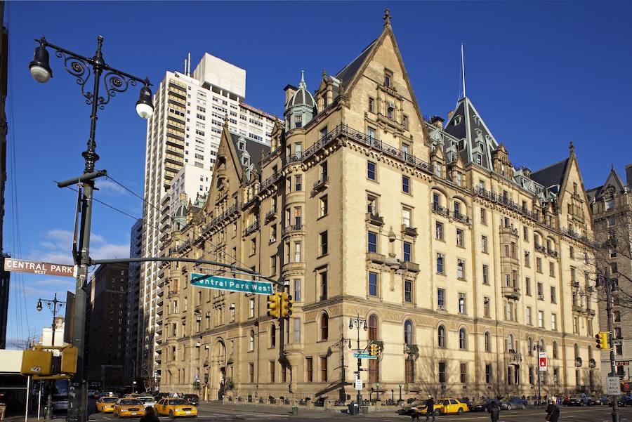 Edificio Dakota (Nueva York) | Multitud de famosos vivieron en esta construcción, pero si por algo es conocida es por el trágico suceso que acontencio a las puertas del edificio: el asesinato de John Lennon. Pero su fama de 'recinto maldito' va más allá de esto, ya que también se rodaron en él los exteriores de 'La semilla del Diablo' que derivó en las amenazas de Charles Manson y la posterior matanza de 'Cielo Drive', donde mataron a un grupo de personas, entre ellas la esposa de Polanski, la actriz Sharon Tate.