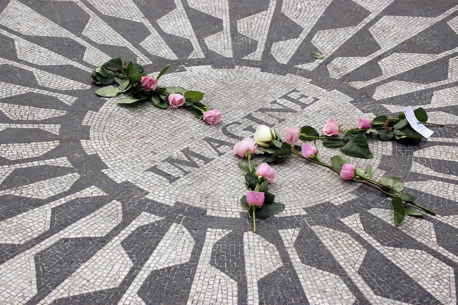 Edificio Dakota (Nueva York) | Multitud de famosos vivieron en esta construcción, pero si por algo es conocida es por el trágico suceso que acontencio a las puertas del edificio: el asesinato de John Lennon. Pero su fama de 'recinto maldito' va más allá de esto, ya que también se rodaron en él los exteriores de 'La semilla del Diablo' que derivó en las amenazas de Charles Manson y la posterior matanza de 'Cielo Drive', donde mataron a un grupo de personas, entre ellas la esposa de Polanski, la actriz Sharon Tate.