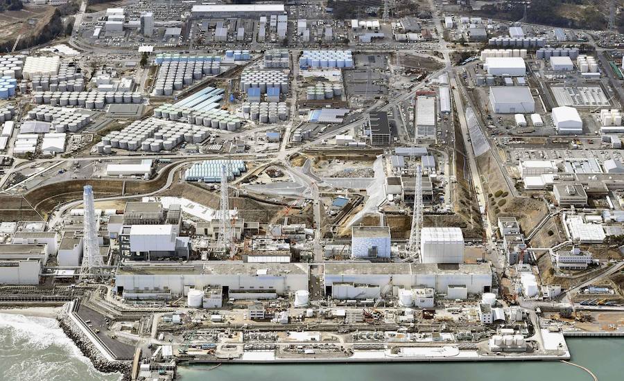 Fukushima (Japón) | Un terremoto de gran intensidad sacudió la localidad japonesa, originando un auténtico caos en la central nuclear de Fukushima. Las explosiones y la fuga de material la convertieron en un punto negro que todavía ahora despierta mucho interés entre los turistas.