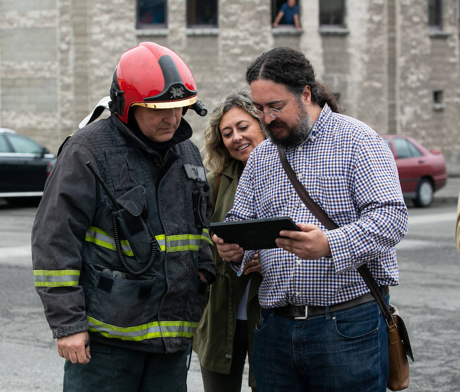 El Polígono de Silvota acogió esta mañana un simulacro de incendio, en donde estuvieron presentes miembros de Bomberos de Asturias, Guardia Civil, Policía Local y Protección Civil. Este acto se encuadra dentro de la presentación de una aplicación informática que tiene el propósito de mejorar la seguridad en los polígonos.