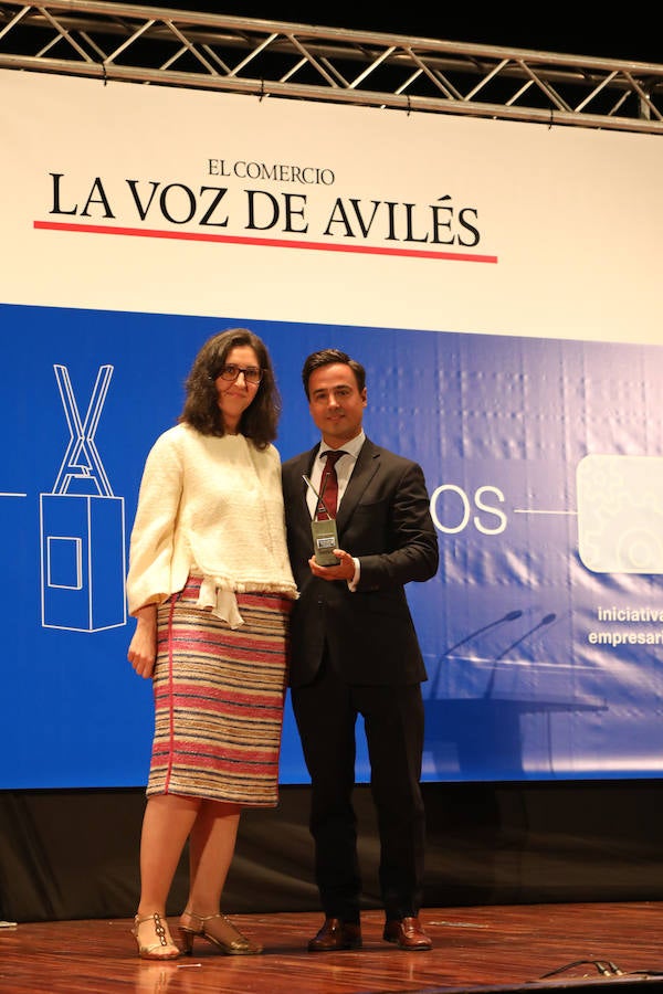 Ruth Arias entrega el premio a la Iniciativa Empresarial a Alejandro Díaz.