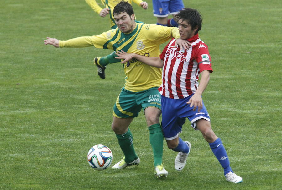 Viesca, a la derecha, con la camiseta del Sporting B en el campo del Tropezón. 