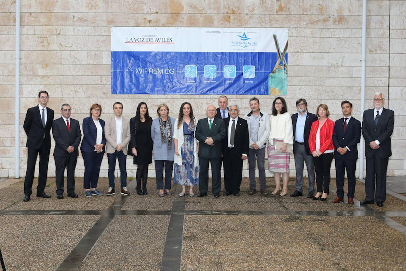 Foto institucional con los galardonados en la XVI edición de los premios de LA VOZ: Goyo Ezama, Marcelino Guitérrez, Pilar Varela, Iván Fernández, Yasmina Triguero, Mariví Monteserín, Alba García, Luis Rodríguez, Benigno Fernández Fano, Pedro Puente, Víctor García Ordás, Ruth Arias y Alberto Tirador.