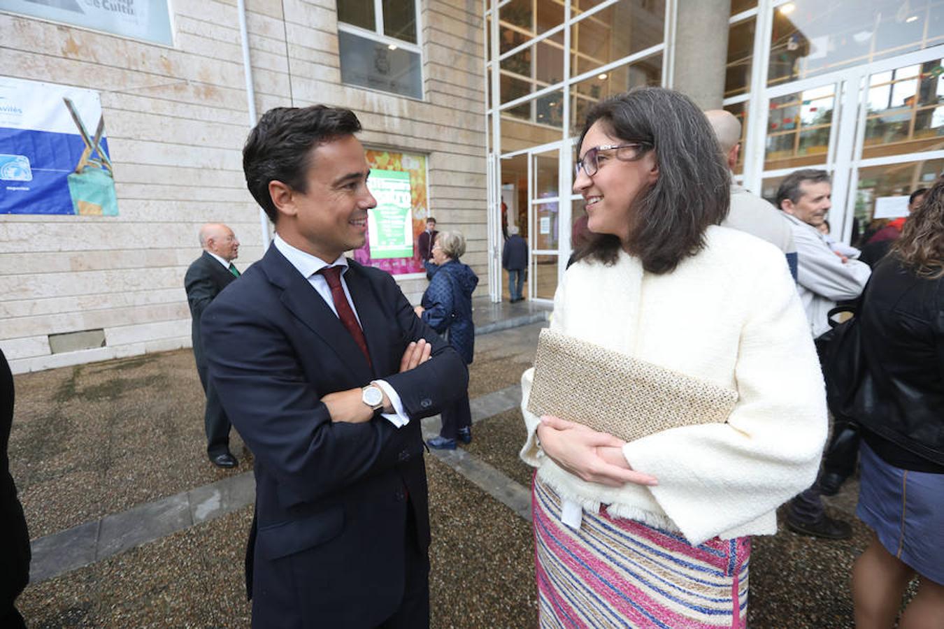 Alejandro Díaz conversa con Ruth Arias al inicio de la Gala de entrega de los premios de LA VOZ DE AVILÉS.