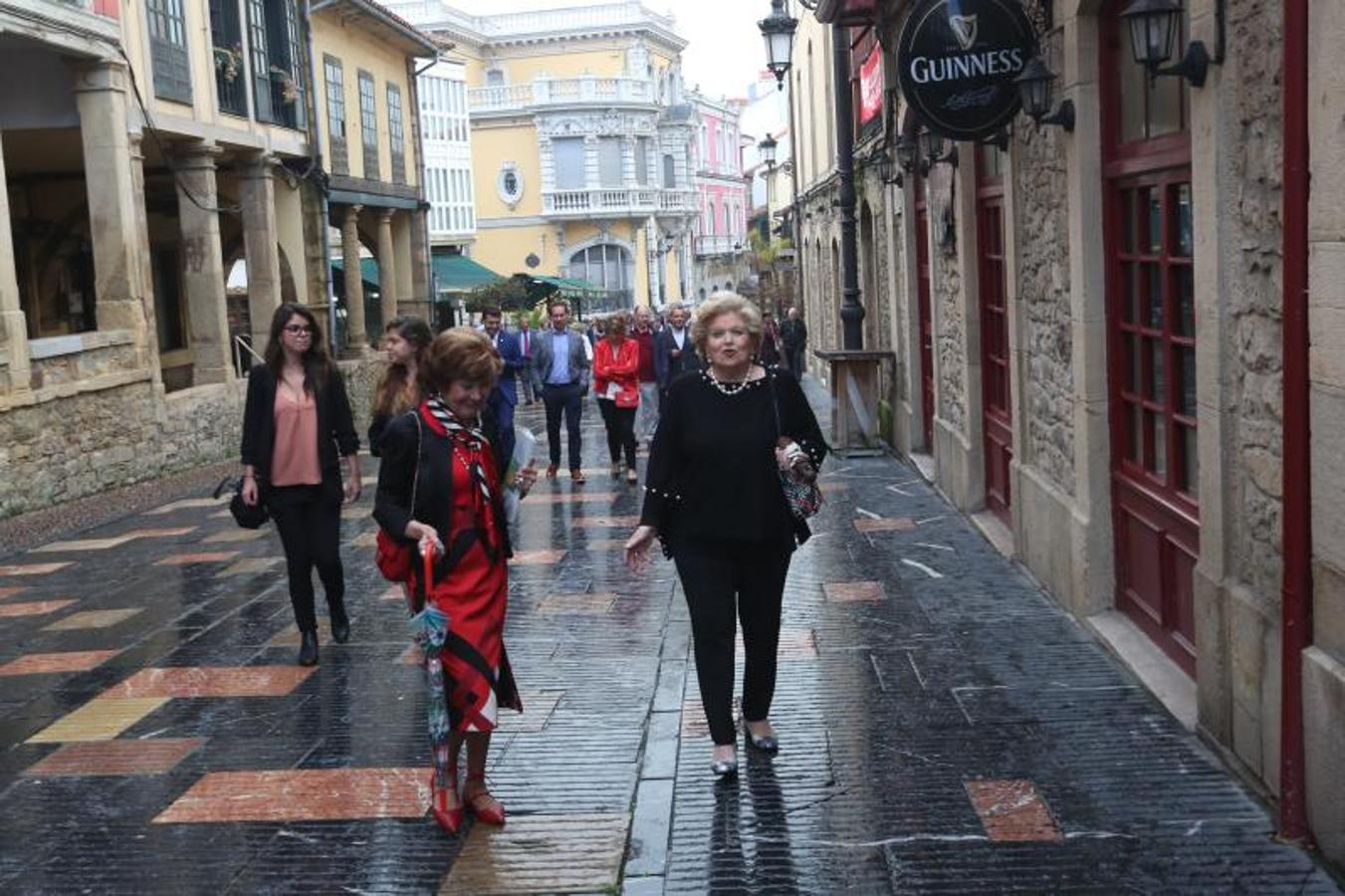 Los asistentes se dirigen a la sala Santa Cecilia después de la Gala de entrega de los premios. 