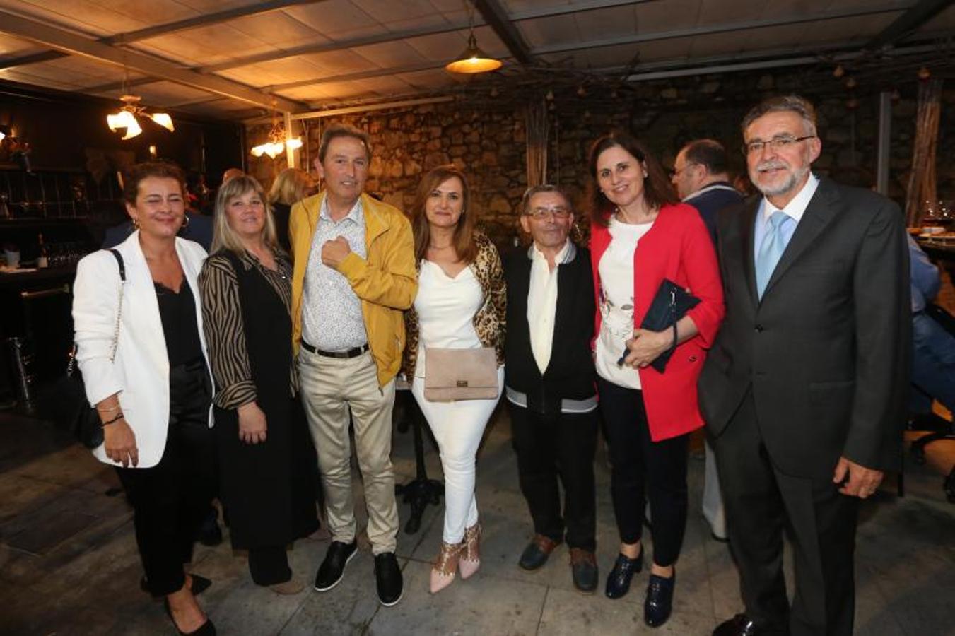 Eva Reyes y Carmen Pérez, de la Agencia la Cámara, Juan Carlos García, presidente del Navarro, Ana García, Maxi González, delegado de la Federación Asturiana de Fútbol en Avilés, la concejala de Deportes, Nuria Delmiro y José Manuel Díaz, que fuera presidente del Real Avilés. 