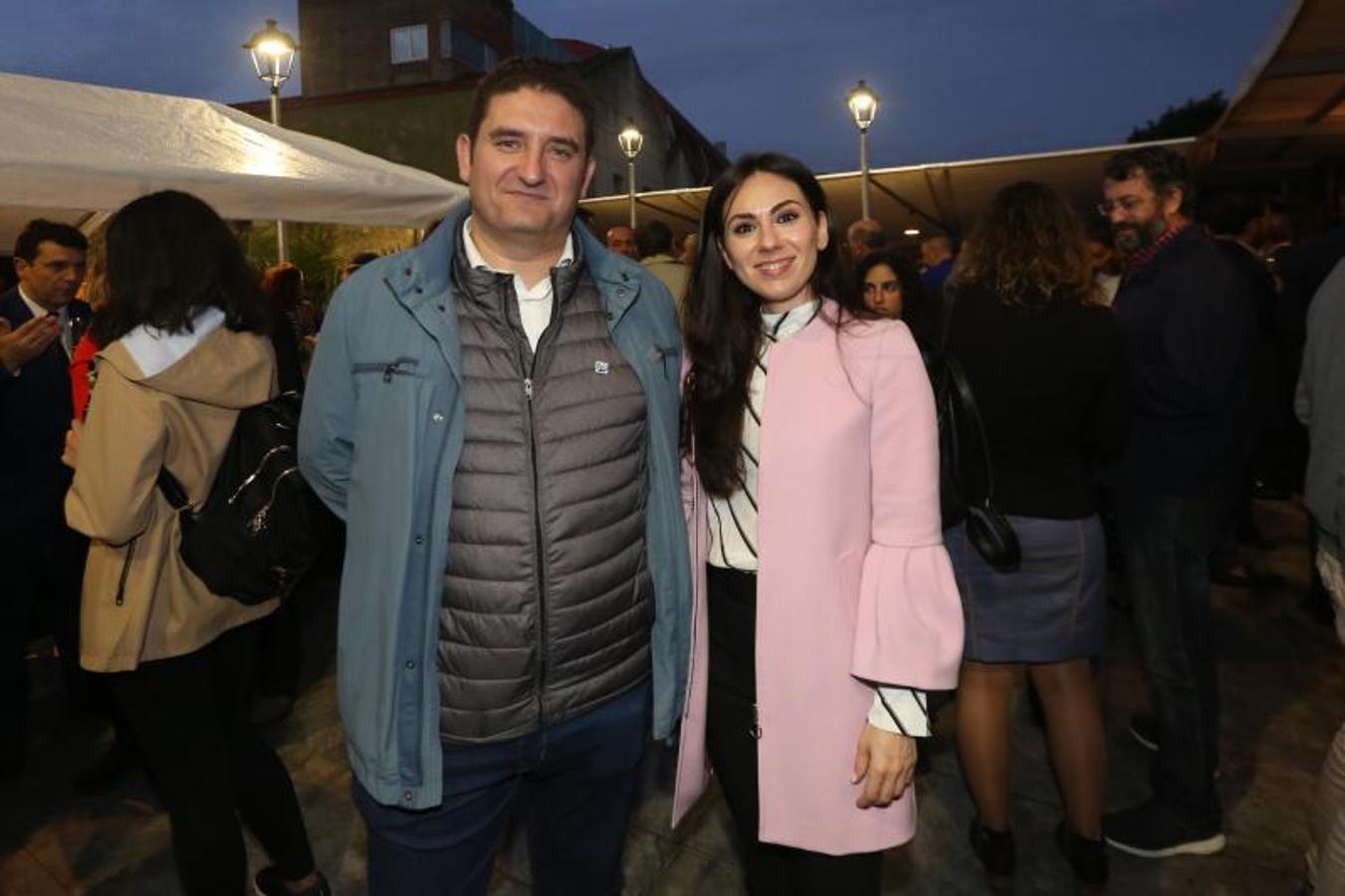 Borja Alonso-Buenaposada y Silvia Argüelles, secretario y presidenta de la Sociedad de Amigos del País de Avilés, respectivamente. 