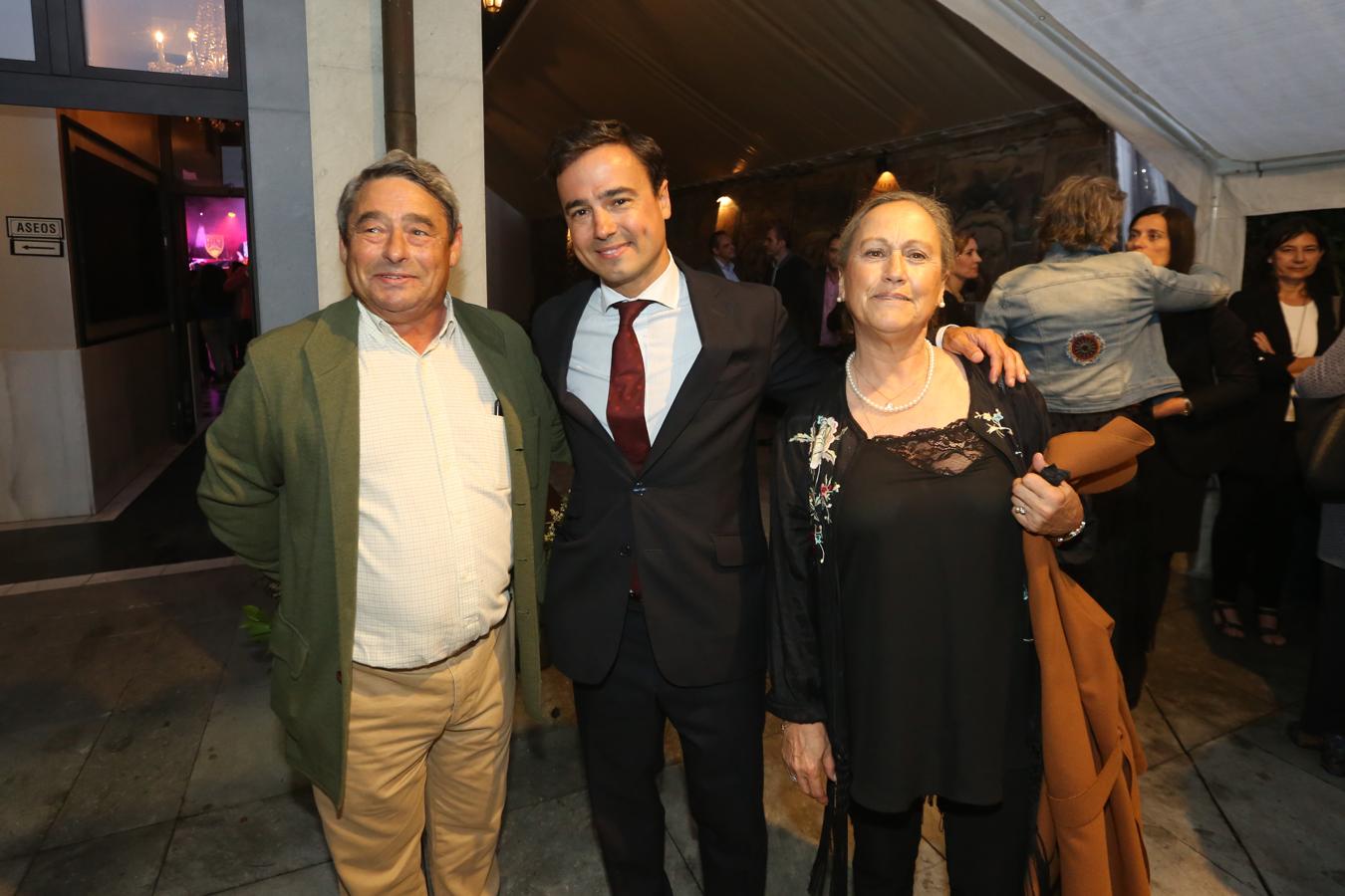 Alejandro Díaz, presidente del Grupo Baldajos, con su padre José Alberto y su madre, Begoña. 