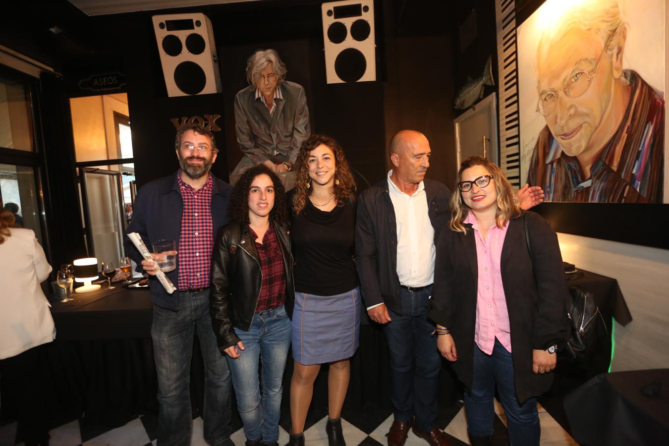 Rogelio Crespo, de Somos Corvera, Llarina González Moreno, concejala de Cambia Avilés, Tania González Peñas, portavoz de Cambia Avilés,, Israel Castro, secretario general de la Unión Comarcal de USO y Sara Retuerto, concejala de Cambia Avilés. 