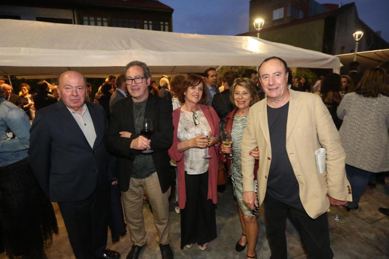 Benjamín Lebrato, Emilio Suárez Lanzas, Ana Menéndez, Amparo Palacio y Ramón Rodríguez, autor de la escultura conmemorativa del premio.