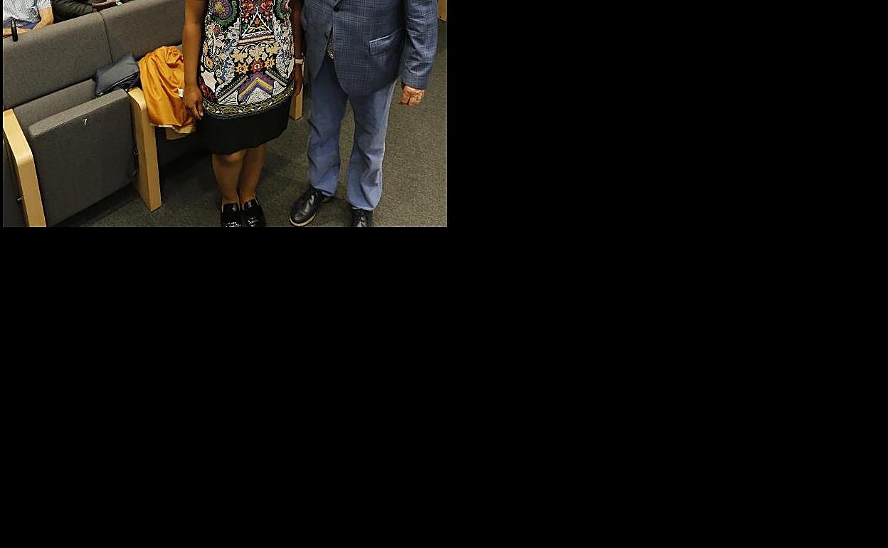 Cynthia Zebaze y el vicepresidente del Ateneo, Luis Rubio. 