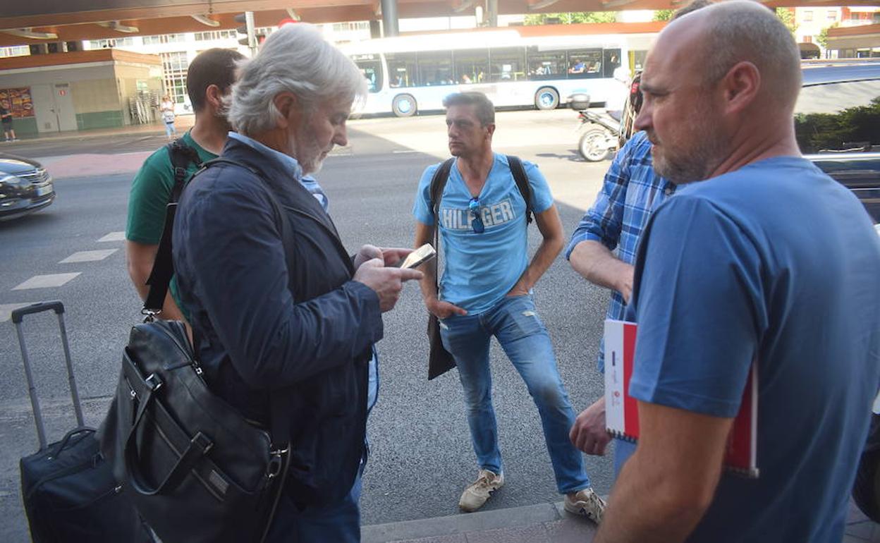 Los trabajadores de Alcoa, momentos antes de que se celebrase la reunión. 